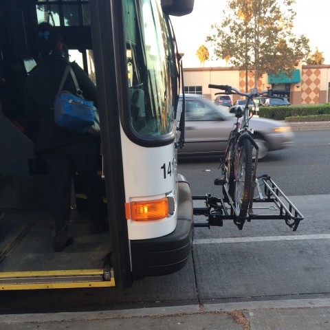 バスは自転車が積めるようになってる