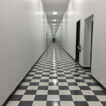 元Appleの工場だったデータセンターの廊下